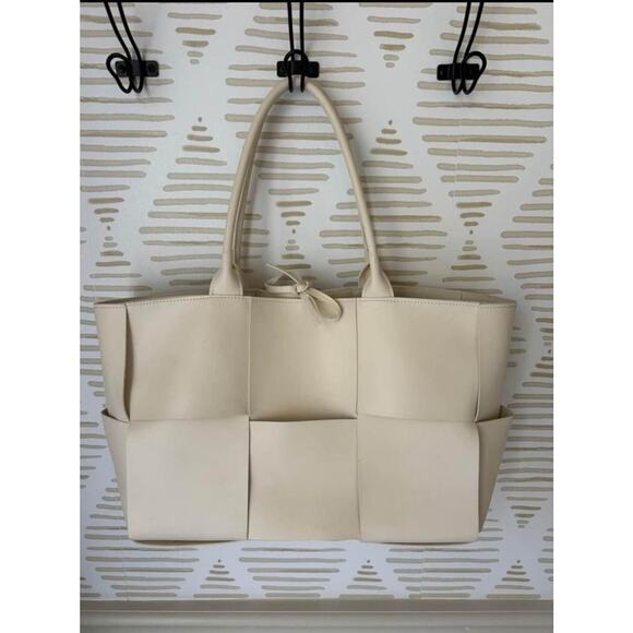 Source Unknown Handbags - Large Beige Woven Tote Basket Bag with Snap in zippered storage